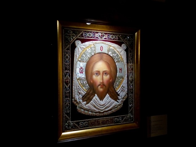 Икона "СПАС НЕРУКОТВОРНЫЙ" в киоте. Н.К. Горковенко. 2017 г. Живопись (темпера), лицевое и орнаментальное шитье, ручная вышивка.