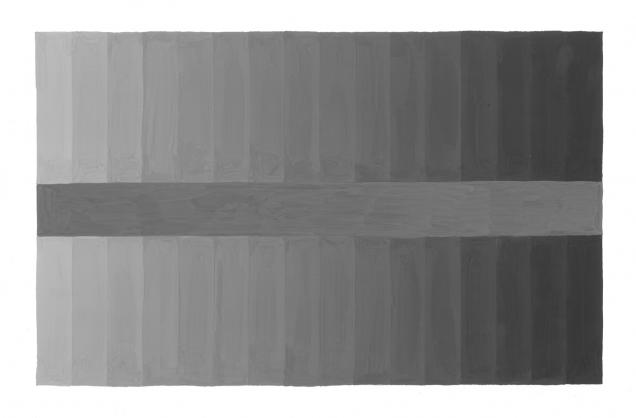 Таблица 18. Пример светлотного контраста. На фоне ступеней ахроматического ряда равномерно покрытая горизонтальная полоса кажется неоднородной.