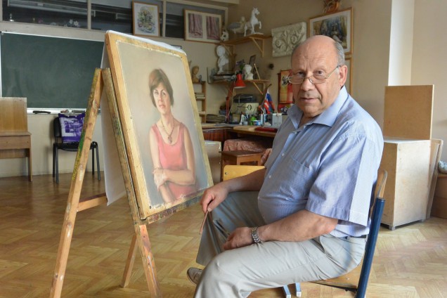 Художник Александр Константинович Назаров за работой.